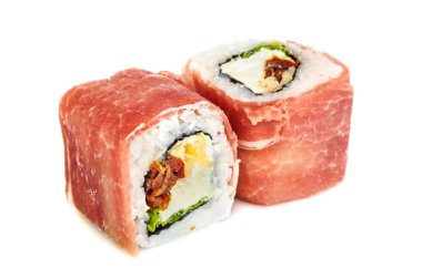 Uramaki maki sushi procsiutto, üzerinde beyaz izole iki rulo ile