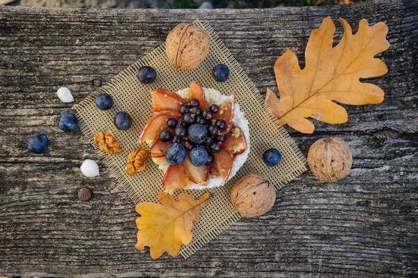 Stilleven met sleedoorn en bagel — Stockfoto