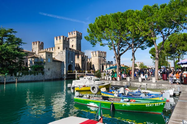Medieval castle Scaliger in old town Sirmione on lake Lago di Garda, northern Italy — Stock Photo, Image