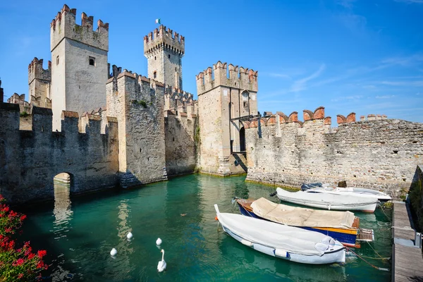 Castillo medieval Scaliger en el casco antiguo Sirmione en el lago Lago di Garda, norte de Italia — Foto de Stock