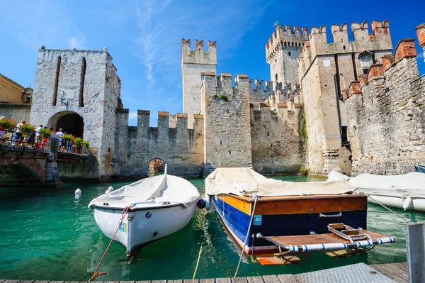 Castillo medieval Scaliger en el casco antiguo Sirmione en el lago Lago di Garda, norte de Italia — Foto de Stock