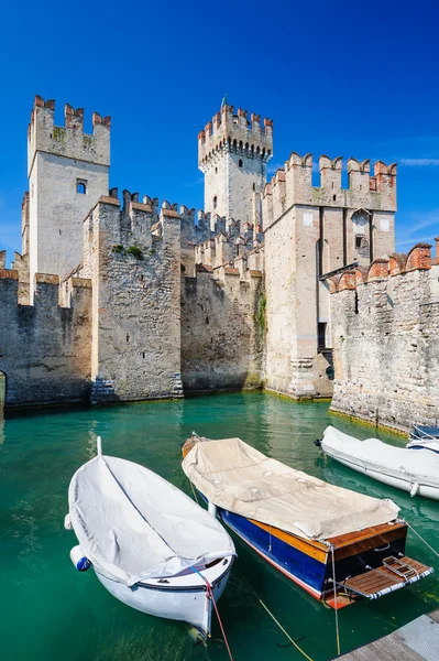 Středověký hrad Scaliger ve starém městě Sirmione na jezeře Lago di Garda, severní Itálie — Stock fotografie