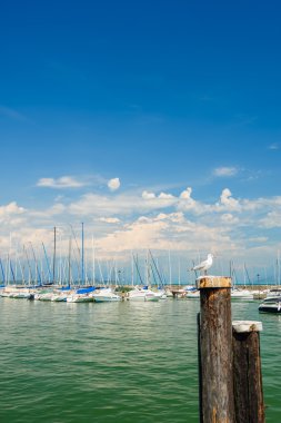 Küçük yat limanında Desenzano, Garda Gölü, İtalya