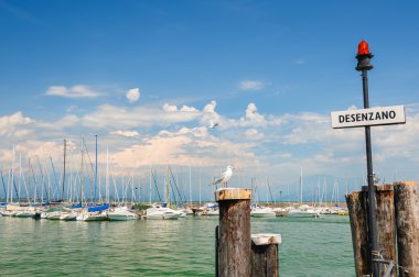 Küçük yat limanında Desenzano, Garda Gölü, İtalya