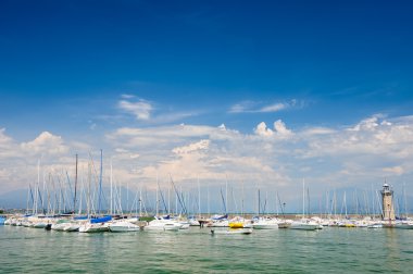 Küçük yat limanında Desenzano, Garda Gölü, İtalya