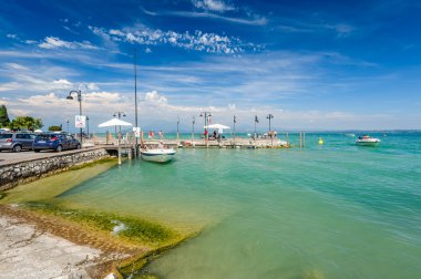 Küçük yat limanında Desenzano, Garda Gölü, İtalya