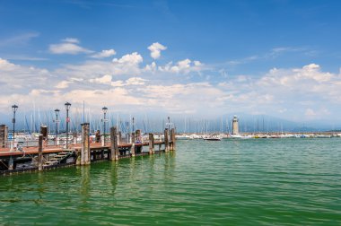 Küçük yat limanında Desenzano, Garda Gölü, İtalya