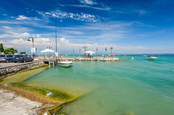 デゼンツァーノ、ガルダ湖、イタリアの港の小さなヨット — ストック写真