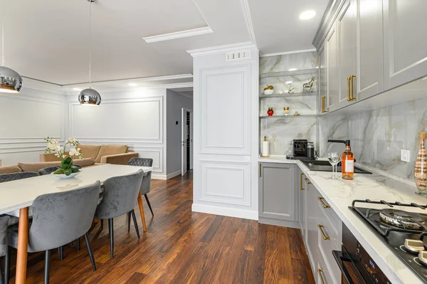 奢华的灰色和白色现代厨房和客厅 — 图库照片
