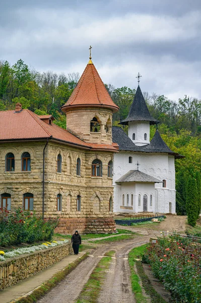 Monjas vista del monasterio cerca de la aldea Rudi en Moldavia — Foto de Stock