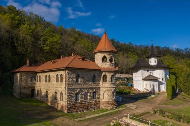Moldova 'daki Rudi köyü yakınlarındaki rahibe manastırı manzaralı