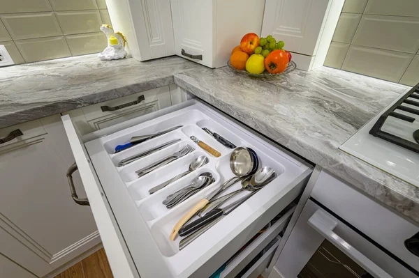 Witte keuken in klassieke stijl — Stockfoto