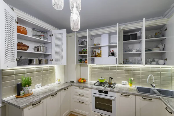 Белая кухня в классическом стиле — стоковое фото