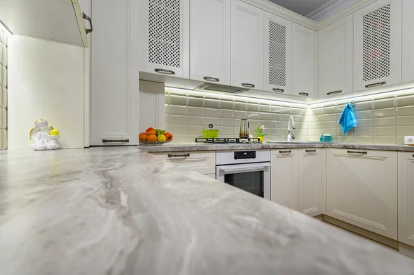 Bílá kuchyně v klasickém stylu — Stock fotografie