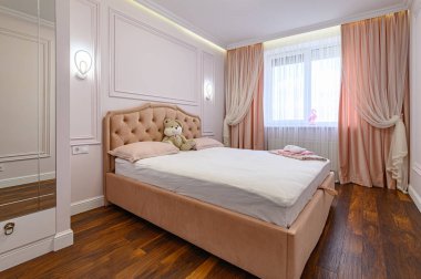 Çift yataklı modern yatak odası.