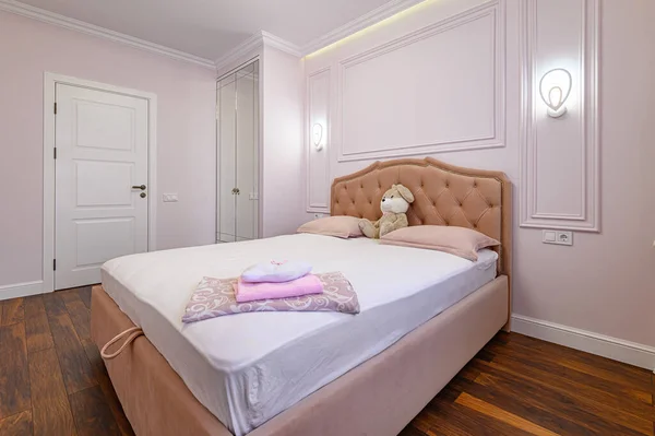 Moderno dormitorio interior con cama doble —  Fotos de Stock