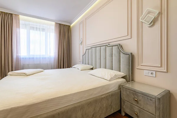 Rosa e cinza moderno quarto interior com cama de casal — Fotografia de Stock