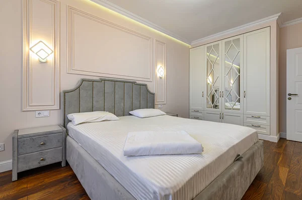 Rosa och grått modernt sovrum interiör med dubbelsäng — Stockfoto
