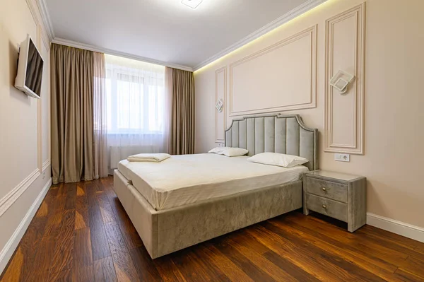 Interior de dormitorio moderno rosa y gris con cama doble —  Fotos de Stock
