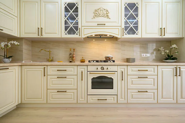 Meubles beige dans la cuisine en style provence, vue de face — Photo