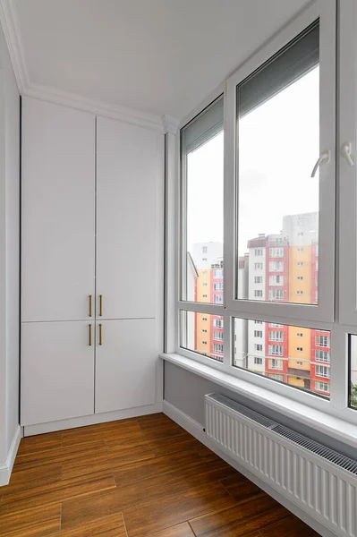 Ático vacío climatizado sala de estar con ventanas de piso a techo — Foto de Stock