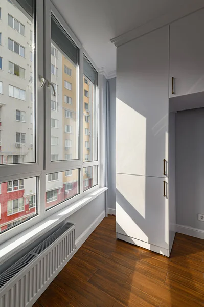 Ático vacío climatizado sala de estar con ventanas de piso a techo — Foto de Stock