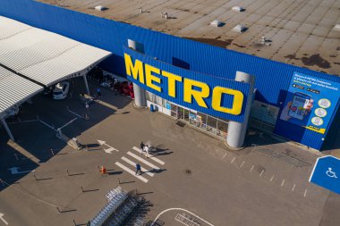 Metro perakende mağazası, büyük bir alışveriş merkezi ve park yeri, hava manzaralı gıda ürünleri, kopyalama alanı.