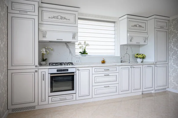 Роскошный современный классический белый интерьер кухни — стоковое фото