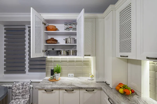 Біла кухня в класичному стилі — стокове фото