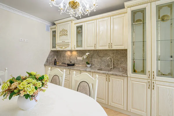 Luxus moderne neoklassische beige Küche Interieur — Stockfoto