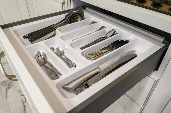Открытый ящик с котлетами на современной белоснежной кухне в классическом стиле — стоковое фото