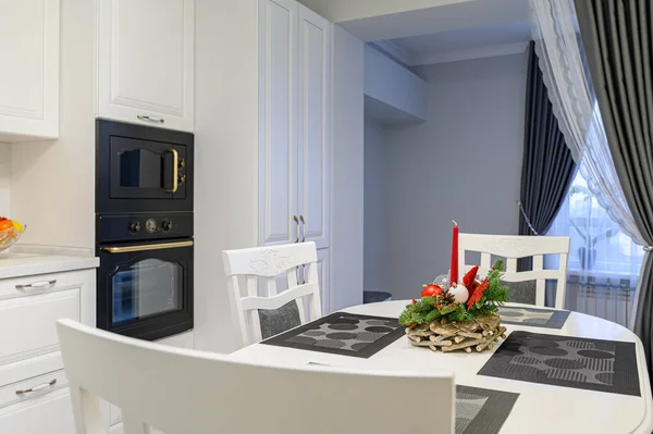 Witte keuken in klassieke stijl net voor de kerst — Stockfoto