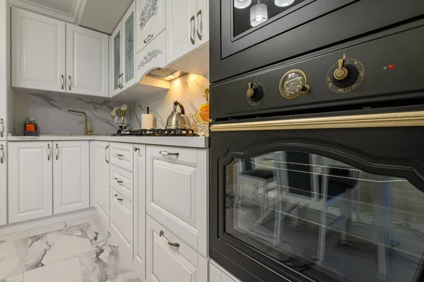 Белая кухня в классическом стиле, вид спереди — стоковое фото