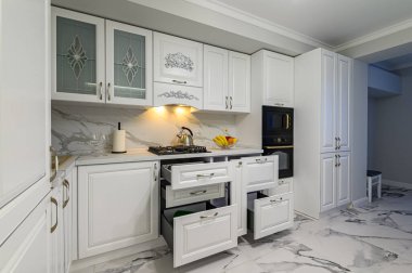 Modern beyaz mutfakta mutfak gereçleri ile çekmeceleri aç