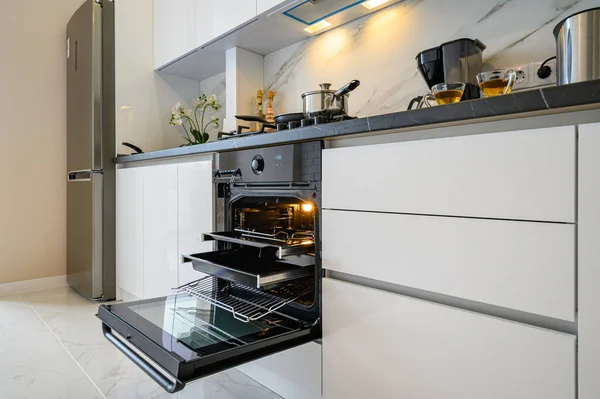 Open elektrische oven bij witte keuken — Stockfoto