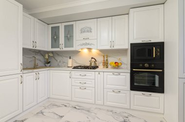 Beyaz mutfak klasik tarzda, ön manzara