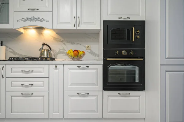 Cozinha branca em estilo clássico, vista frontal — Fotografia de Stock
