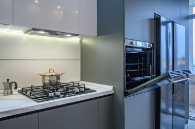 Lüks modern mutfak iç mekanı, fırın kapısı açıldı.