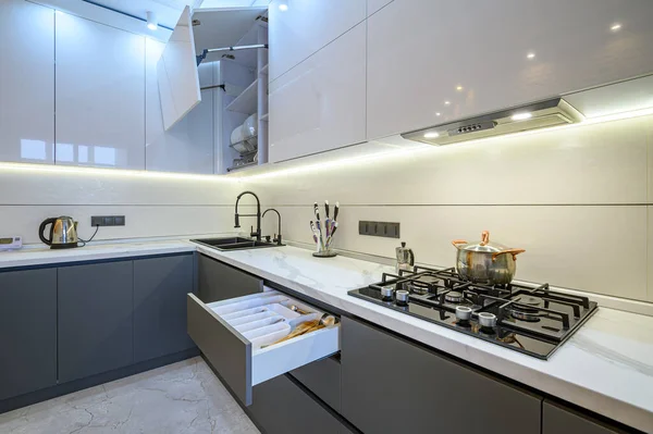 고급 스러운 흰색 과어두운 회색 현대 주방 내부 — 스톡 사진
