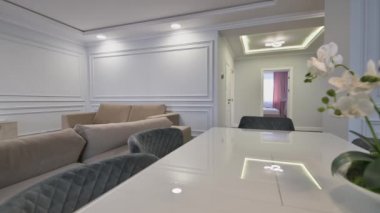 Gri ve beyaz lüks mutfak modern tarzda.