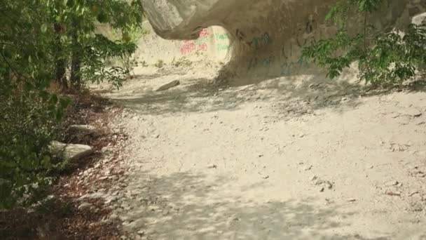 Kreidewand oberhalb der Bechirs-Schlucht bei Soroca, Moldawien — Stockvideo