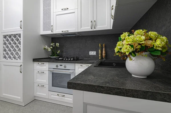 Luxus jól megtervezett modern fekete-fehér konyha — Stock Fotó