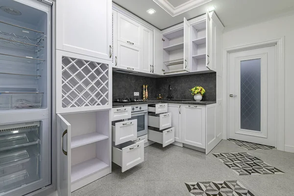 Aberto portas e gavetas abertas na cozinha branca moderna — Fotografia de Stock