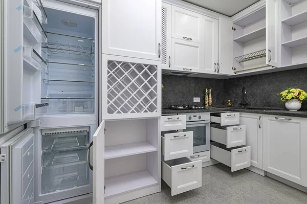 Open deuren en laden open bij moderne witte keuken — Stockfoto