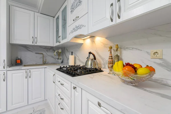 Witte moderne keuken in klassieke stijl — Stockfoto
