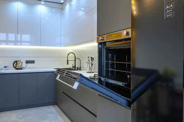 Luxury abu-abu interior dapur modern, pintu oven dibuka — Stok Foto