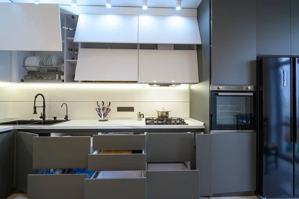 Luksusowe białe i ciemnoszare nowoczesne wnętrze kuchni, widok z przodu — Zdjęcie stockowe