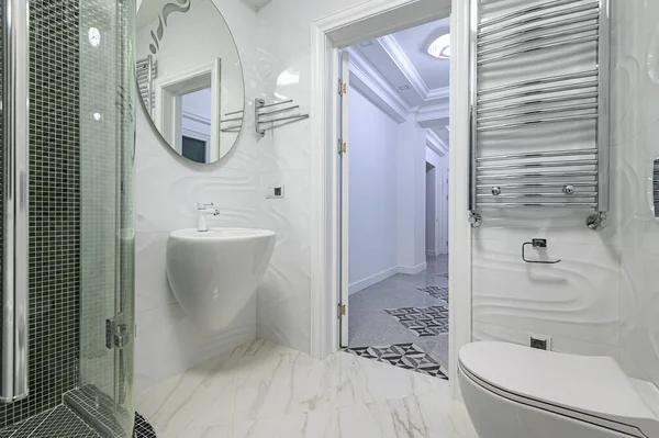 Современная роскошная белая и хромированная ванная комната — стоковое фото