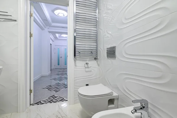 현대의 고급 스러운 흰색 과 크롬 욕실 — 스톡 사진