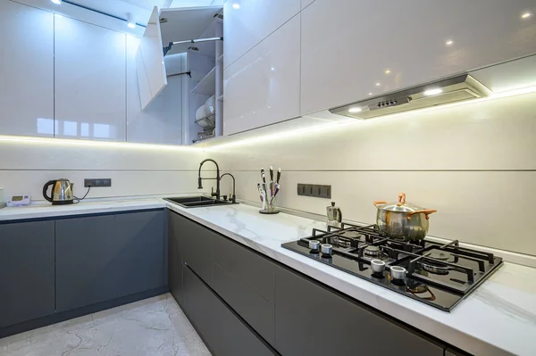 Lujo blanco y gris oscuro interior de la cocina moderna — Foto de Stock